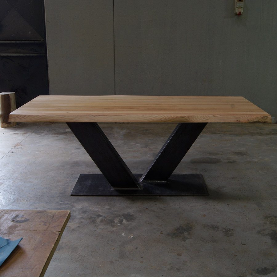 Tavolo in legno massello di castagno con gamba centrale in ferro