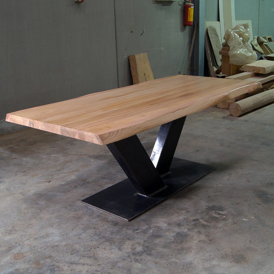 Tavolo in legno massello di castagno con gamba centrale in ferro