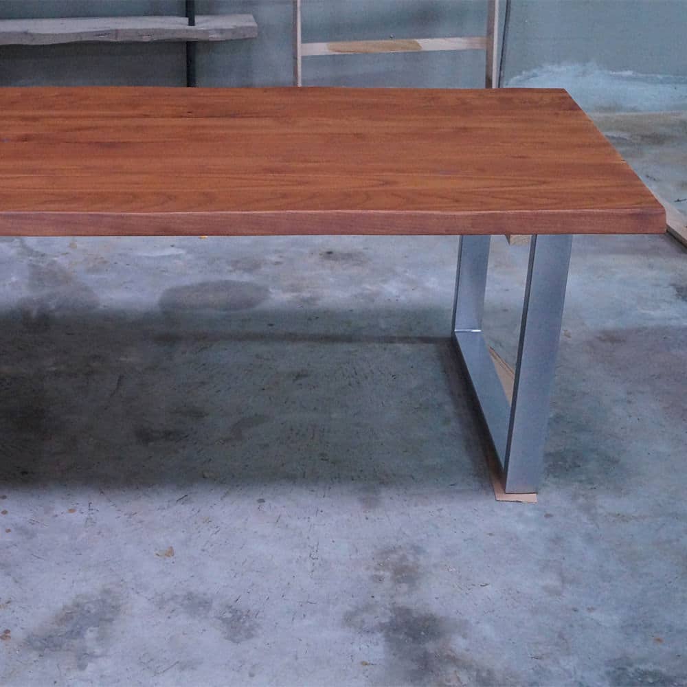 Tavolo in legno massello rustico con gambe in ferro grigio