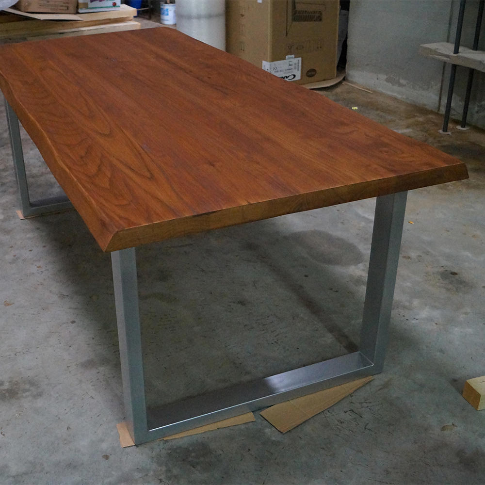 Tavolo in legno massello rustico con gambe in ferro grigio