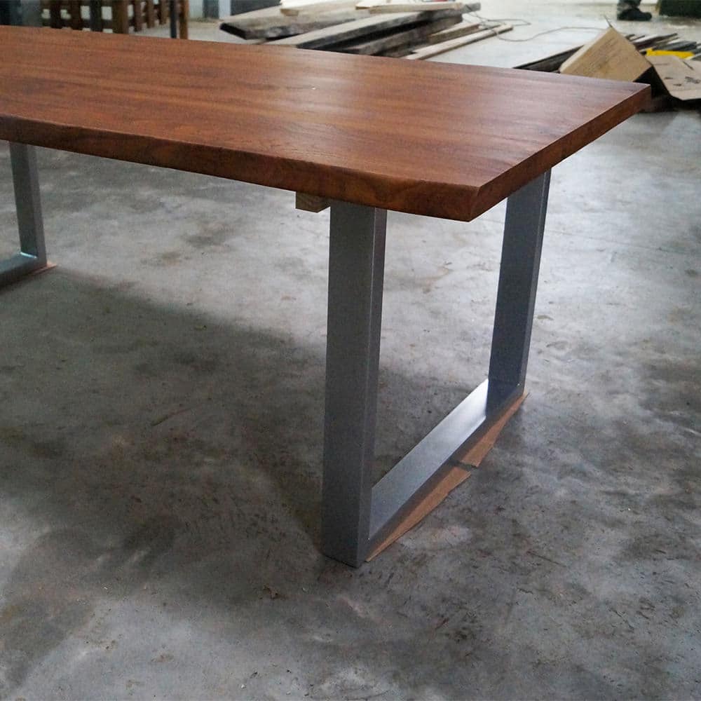 Tavolo in legno massello rustico con gambe in ferro grigio