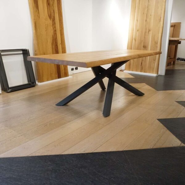 Tavolo in legno massello di design con gamba centrale. Shang.