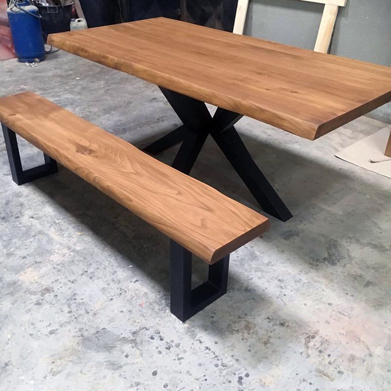 Tavolo in legno massello con panca