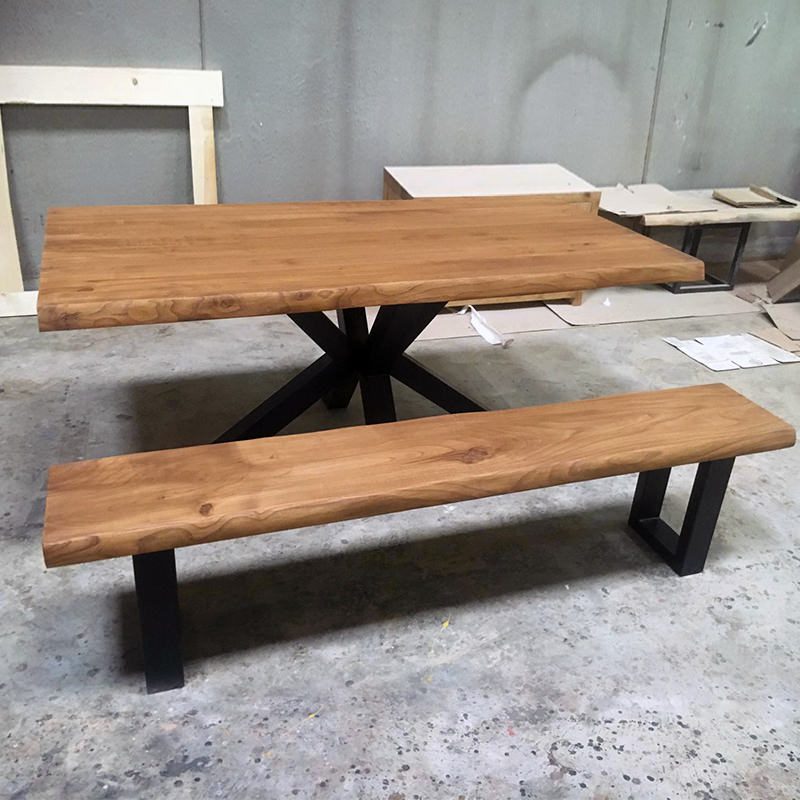 Tavolo in legno massello con panca