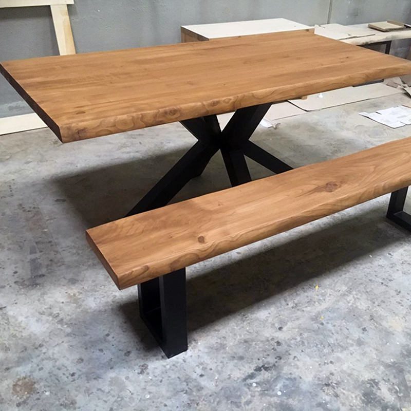 Tavolo in legno massello con panca