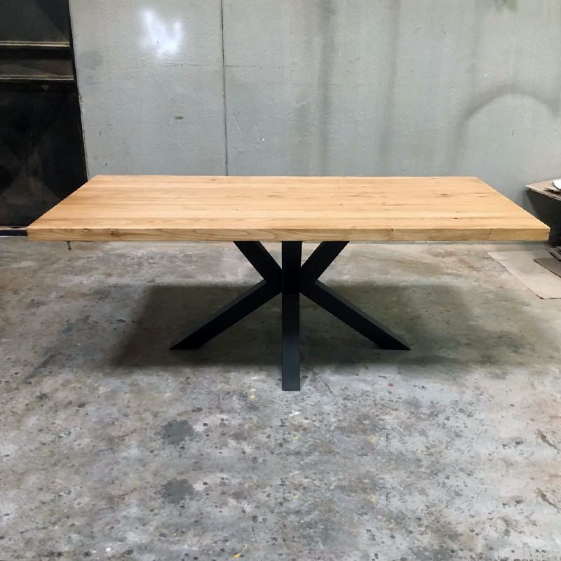 Tavolo allungabile in legno massello con gamba a stella