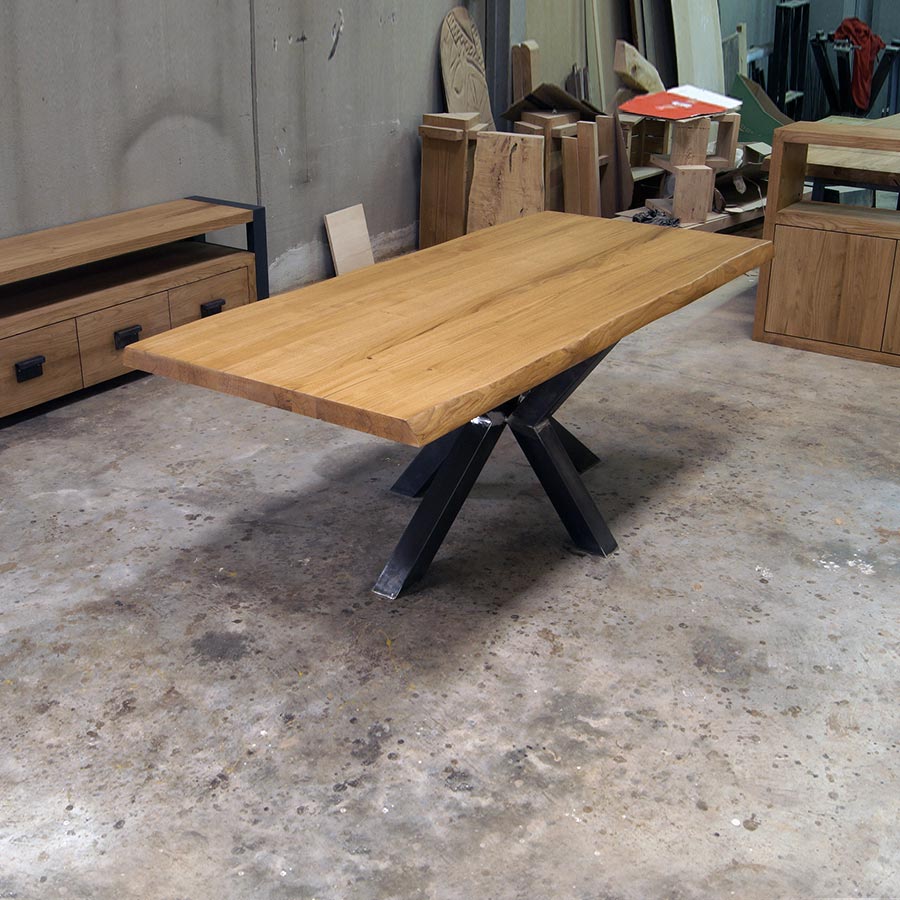 Tavolo in legno massello di design con gamba a stella