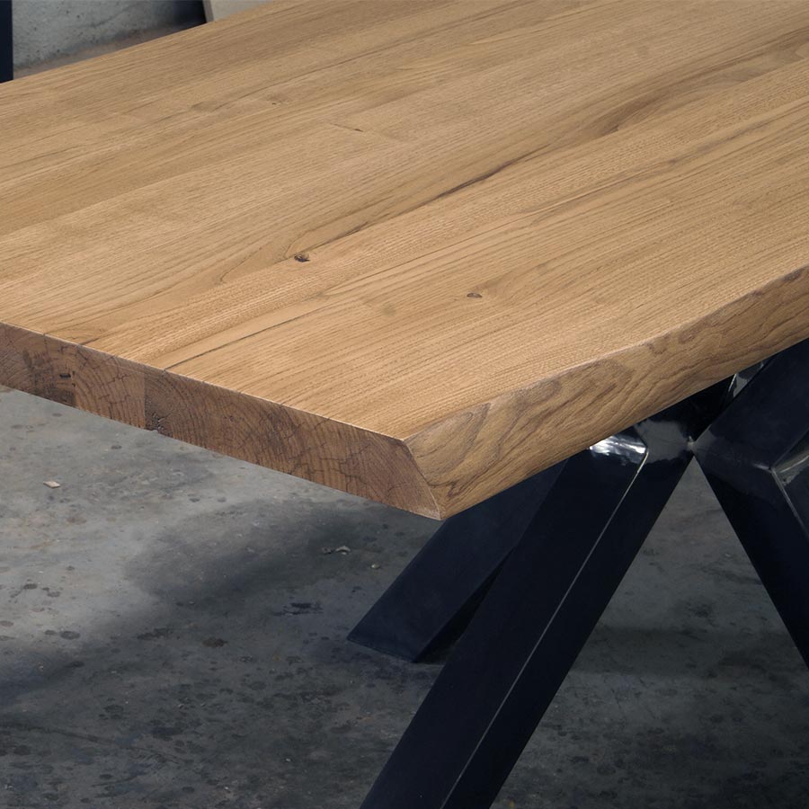 Tavolo in legno massello di design con gamba a stella