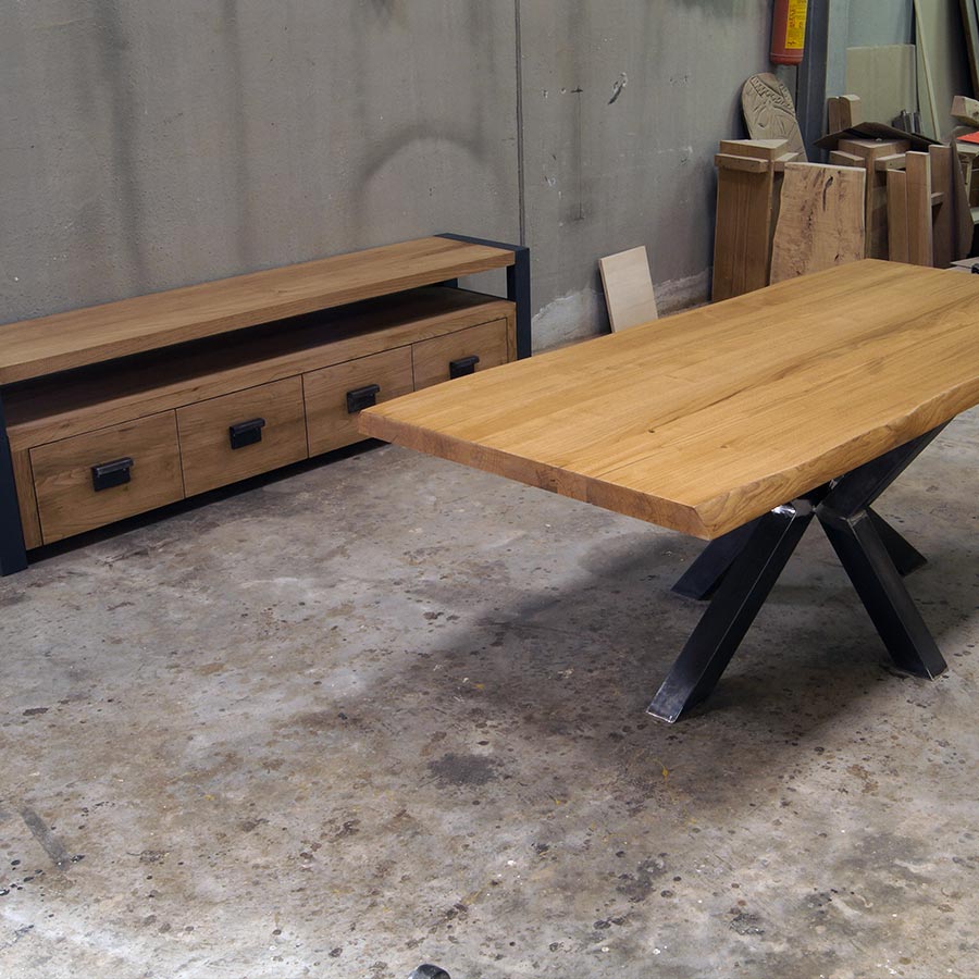 Tavolo in legno massello di design con gamba a stella