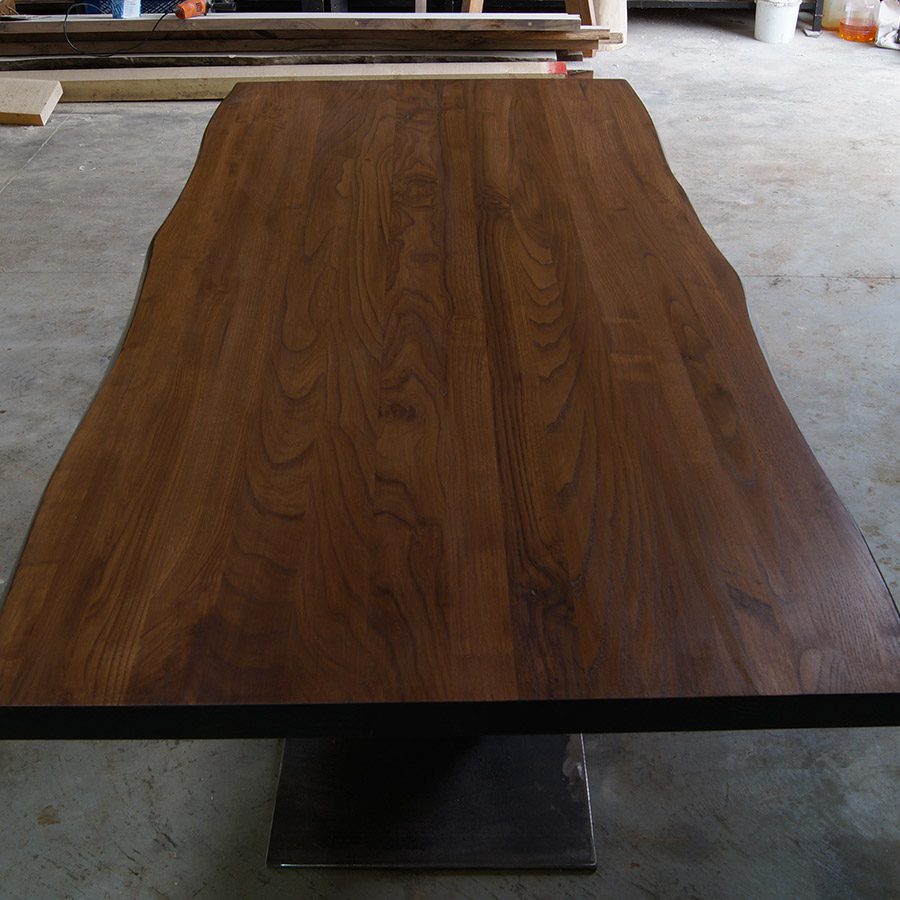 Tavolo in legno massello di castagno con gamba centrale in ferro