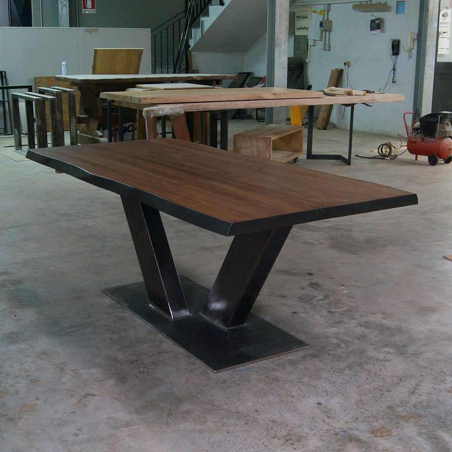 Tavolo in legno massello di castagno con gamba centrale in ferro