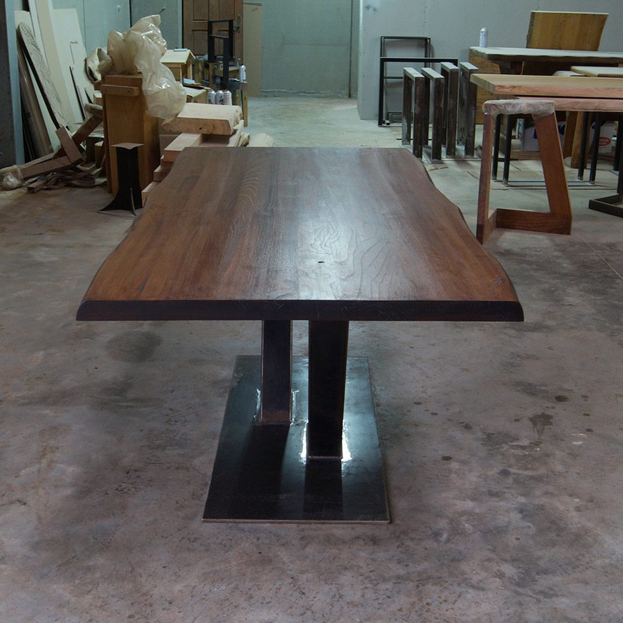 Tavolo in legno massello di castagno con gamba centrale in ferro