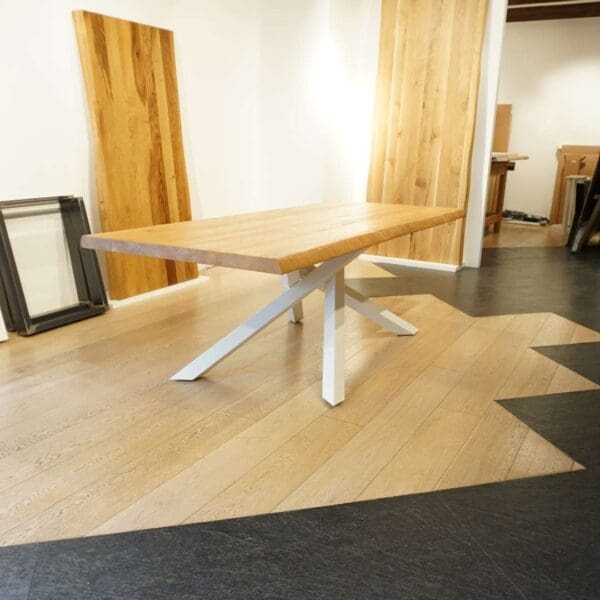 Tavolo in legno massello gambe incrociate bianche Shang