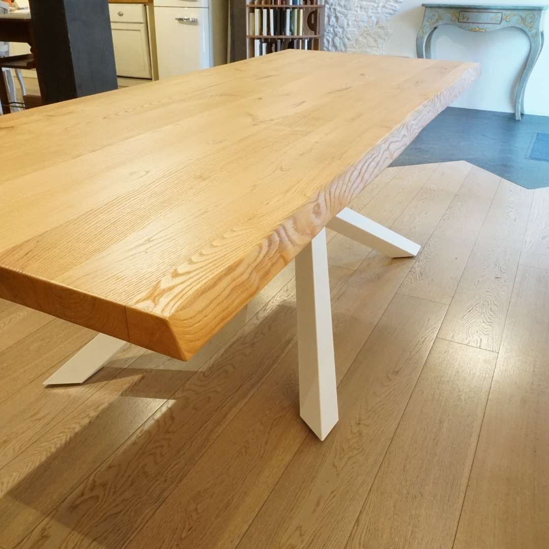 Tavolo in legno massello gambe incrociate bianche Shang - immagine 3