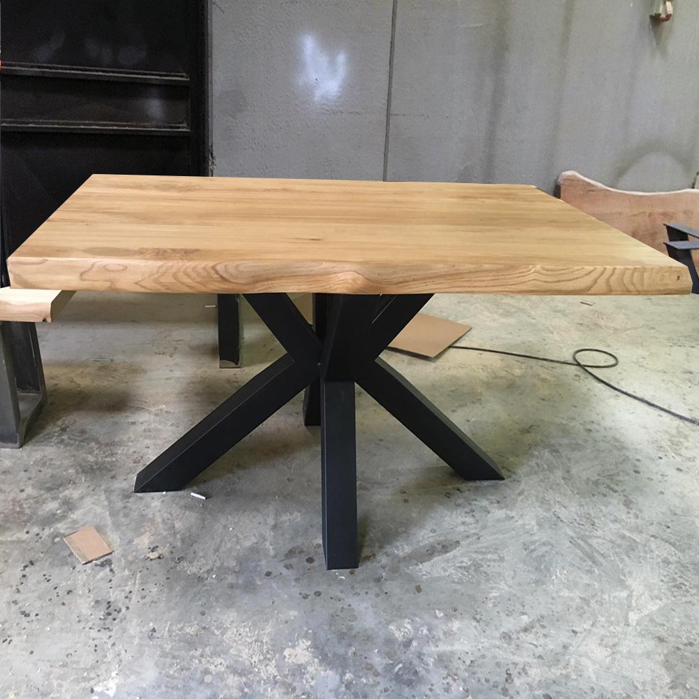 Tavolo Stella in legno massello di castagno dimensioni 140x100cm