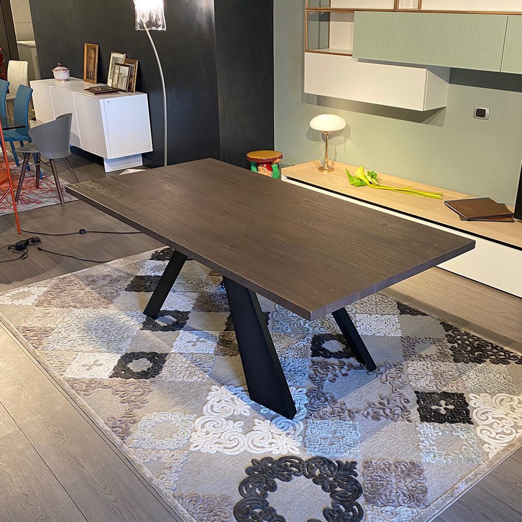 Tavolo legno massello rovere scuro con basamento in ferro - immagine 4