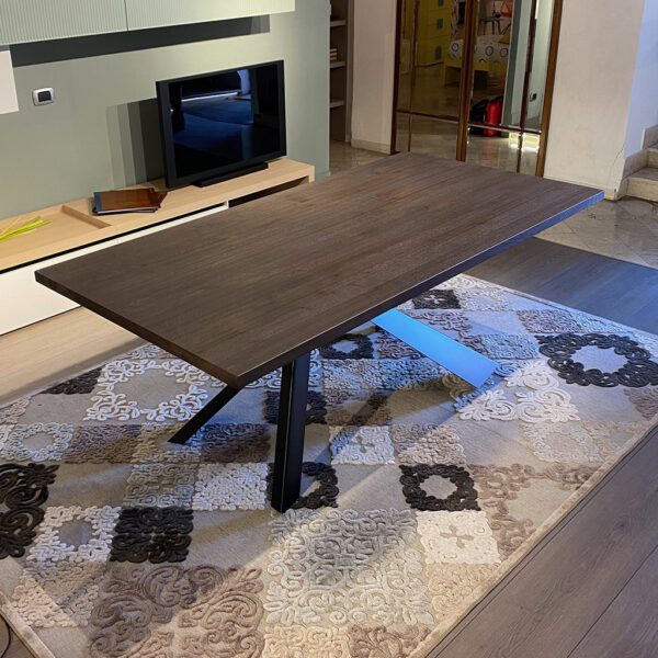 Tavolo legno massello rovere scuro con basamento in ferro