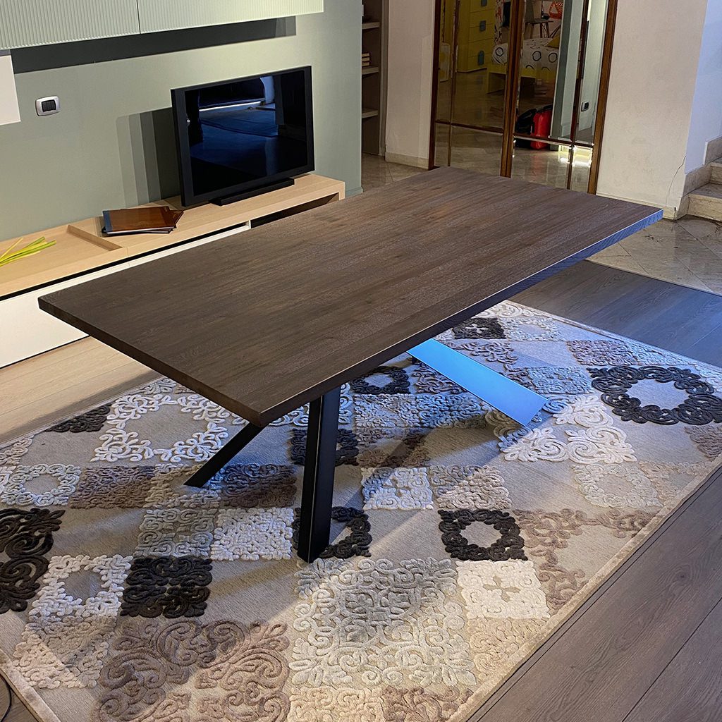 Tavolo legno massello rovere scuro con basamento in ferro