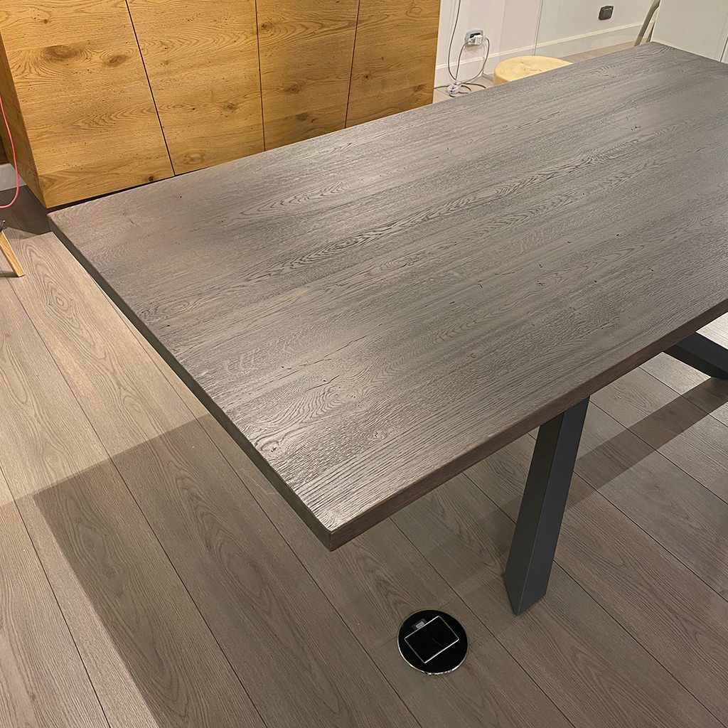 Tavolo in legno massello noce scuro e gambe in ferro - immagine 4