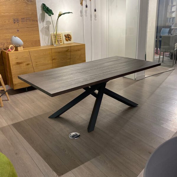 Tavolo in legno massello noce scuro e gambe in ferro