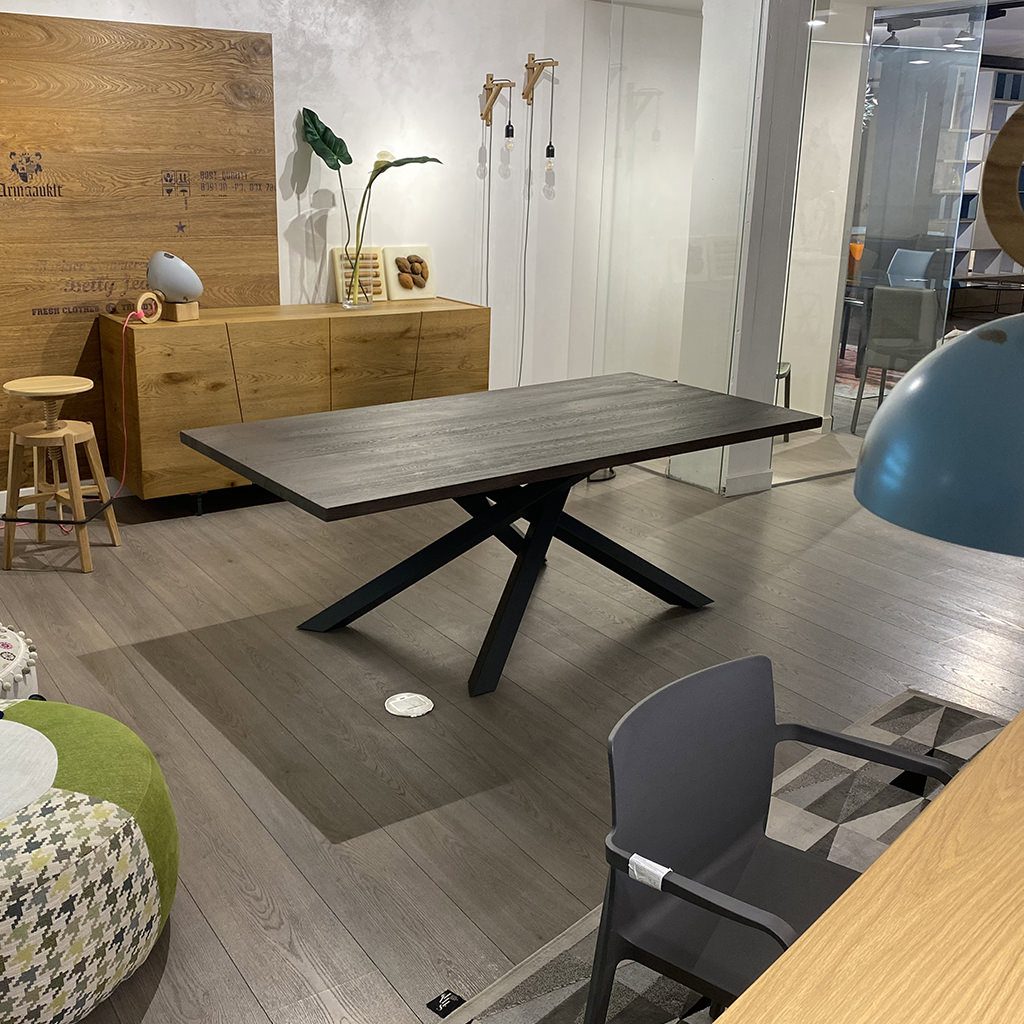 Tavolo in legno massello noce scuro e gambe in ferro - immagine 3