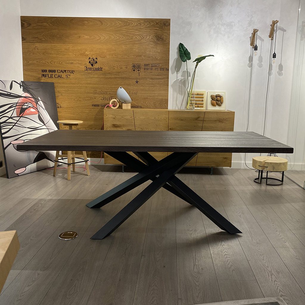 Tavolo in legno massello noce scuro e gambe in ferro - immagine 2