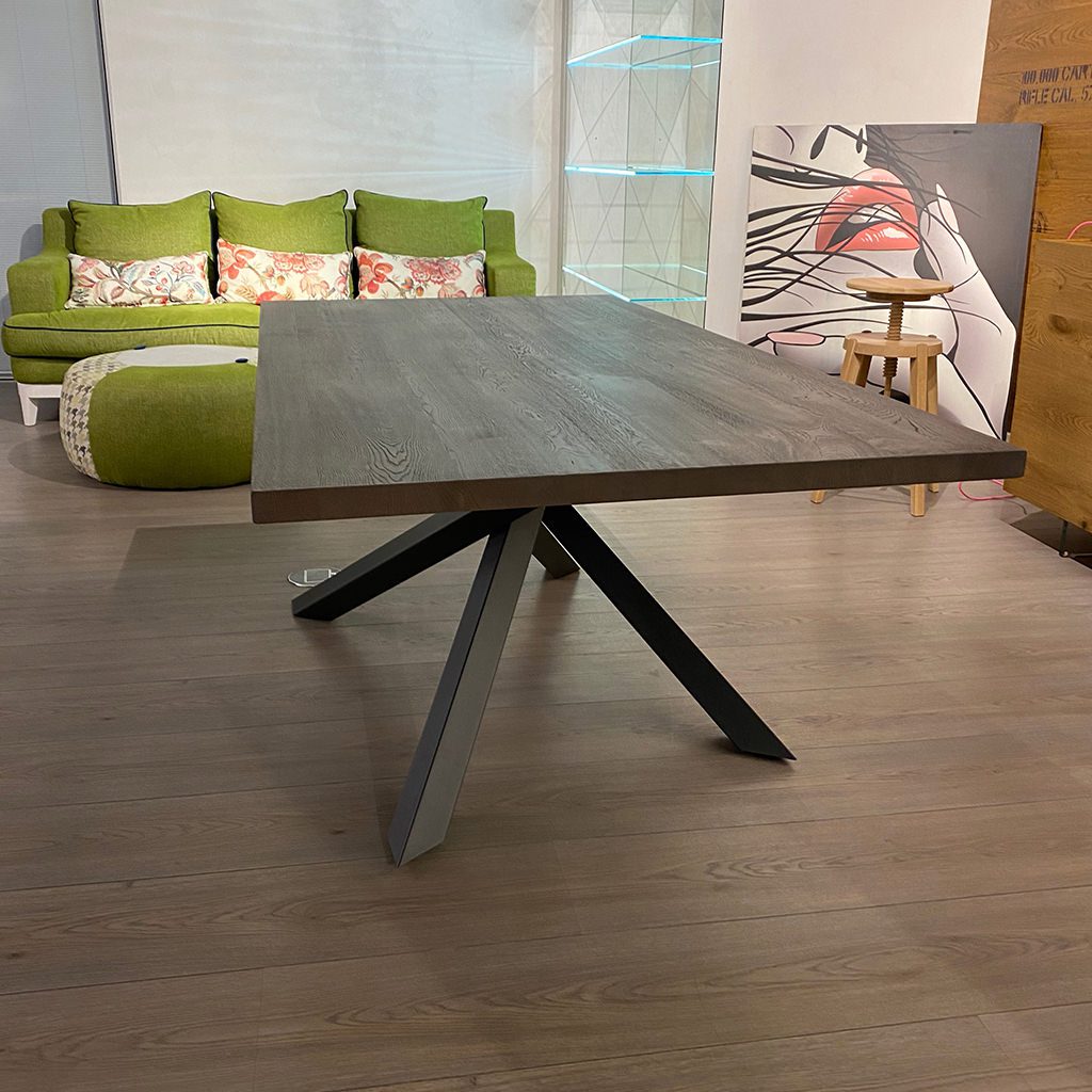 Tavolo in legno massello noce scuro e gambe in ferro - immagine 5