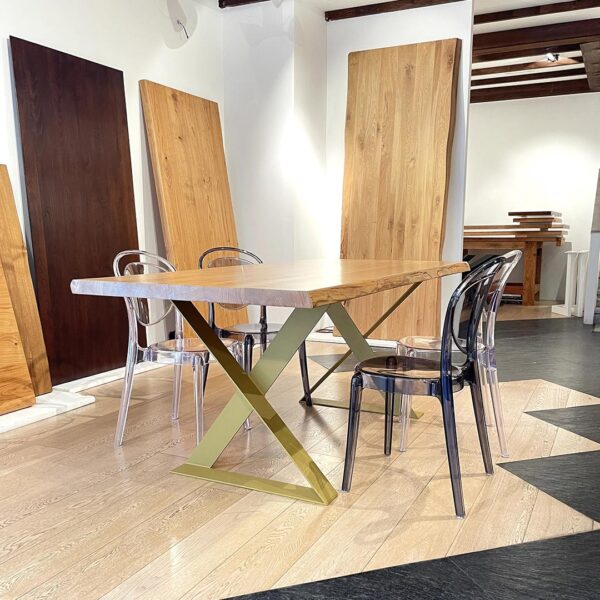 Tavolo in legno massello e gambe in ferro. Modello Xold