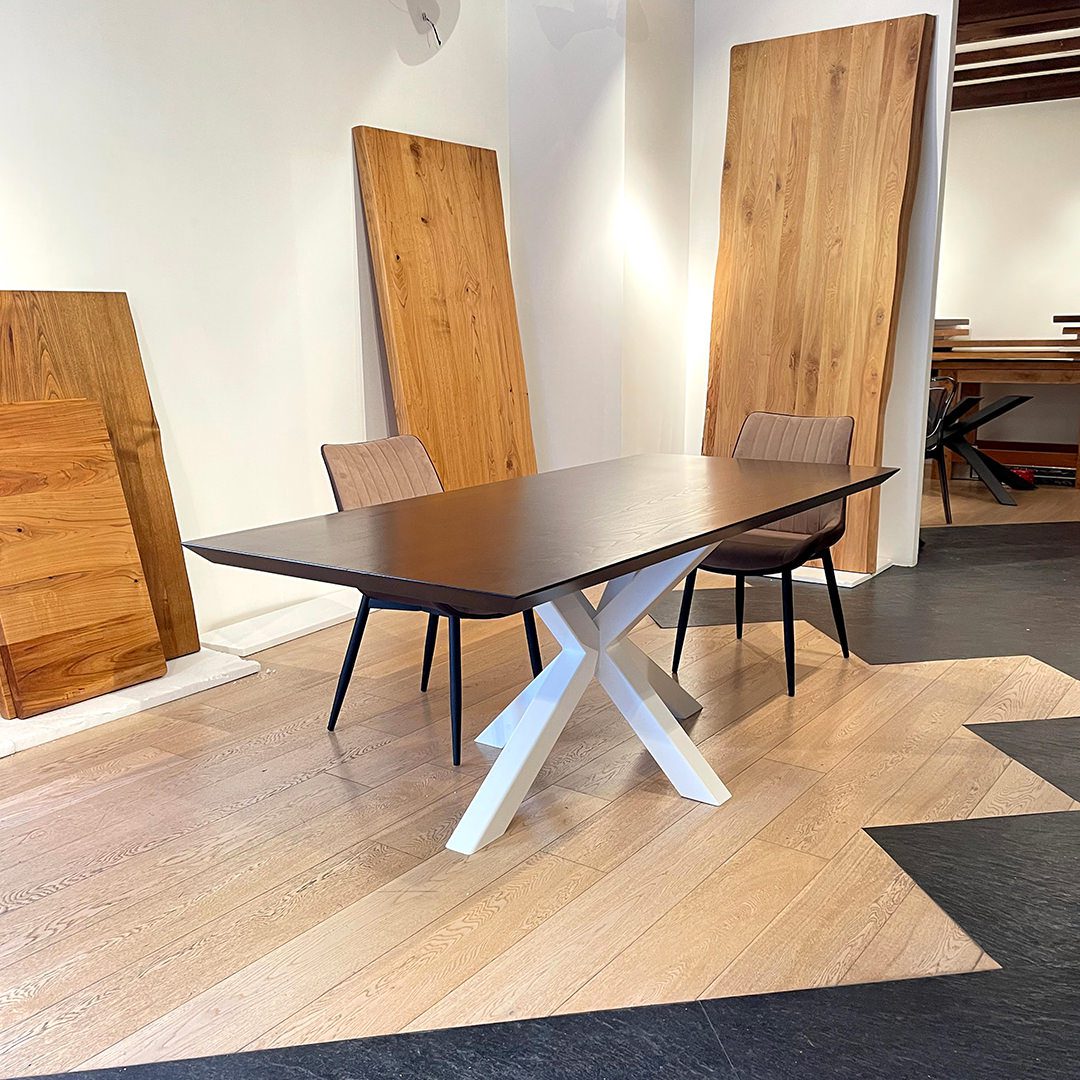 Tavolo in legno massello di castagno. Stella 45W