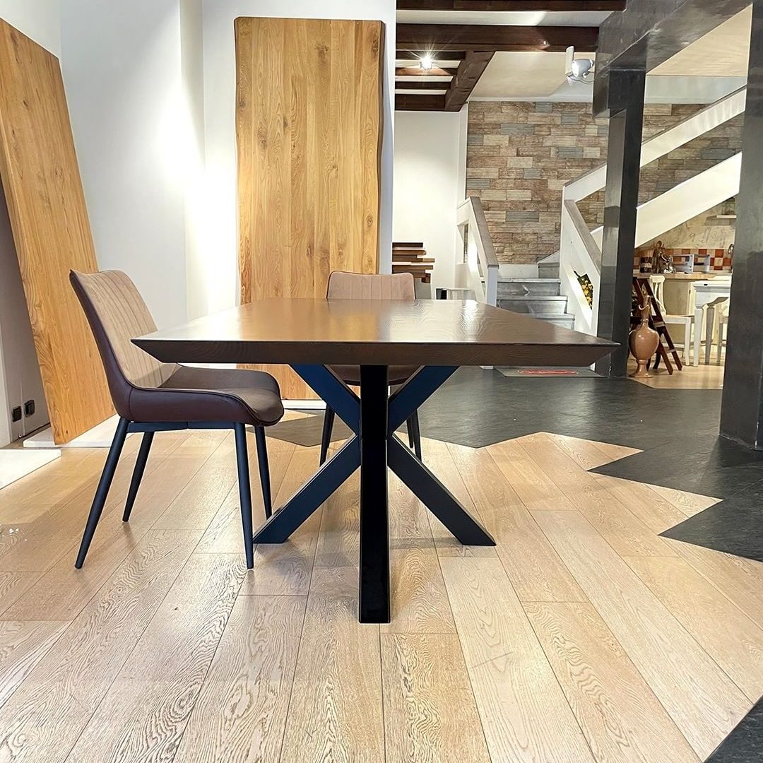 Tavolo in legno massello di castagno. Stella 45 - immagine 3