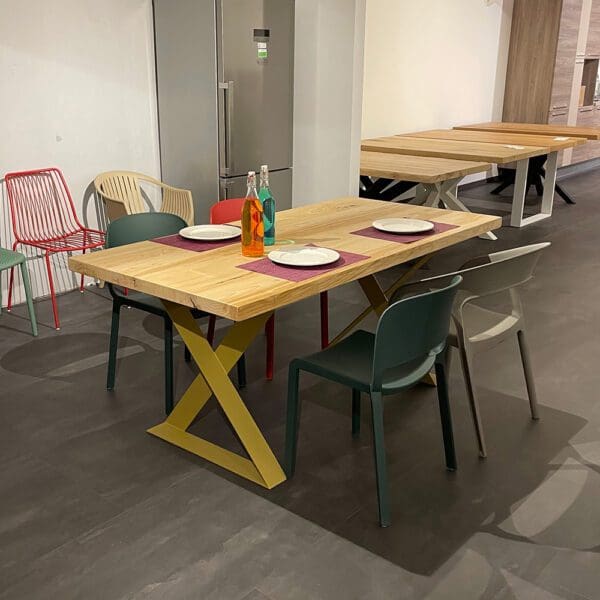 Tavolo in legno massello gambe Xold bordo regolare